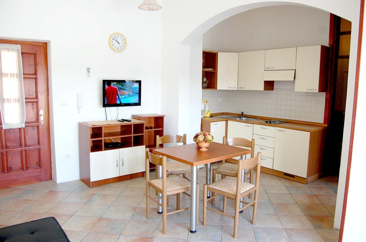 Apartments Myadria Malinska Exterior foto